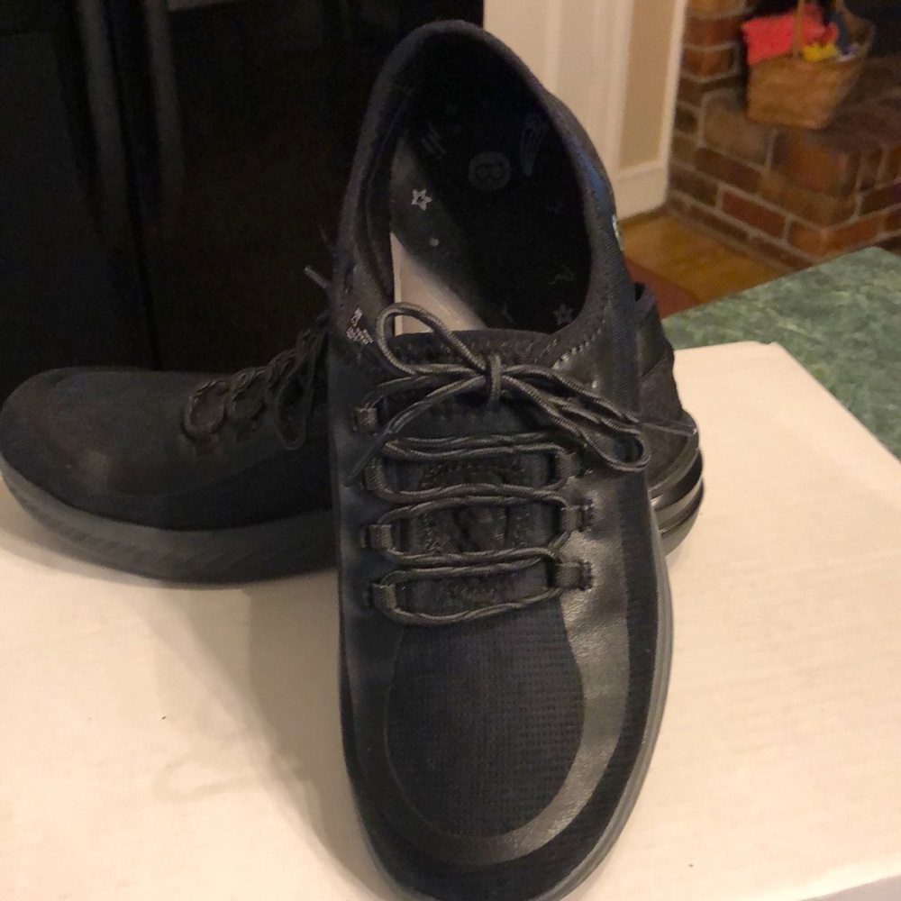 Bzees Womens Shoe Size 7.5. Navy with black accent